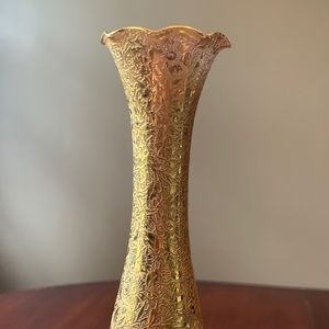 Lotus 22 karat embossed daisy scalloped vase❣️
